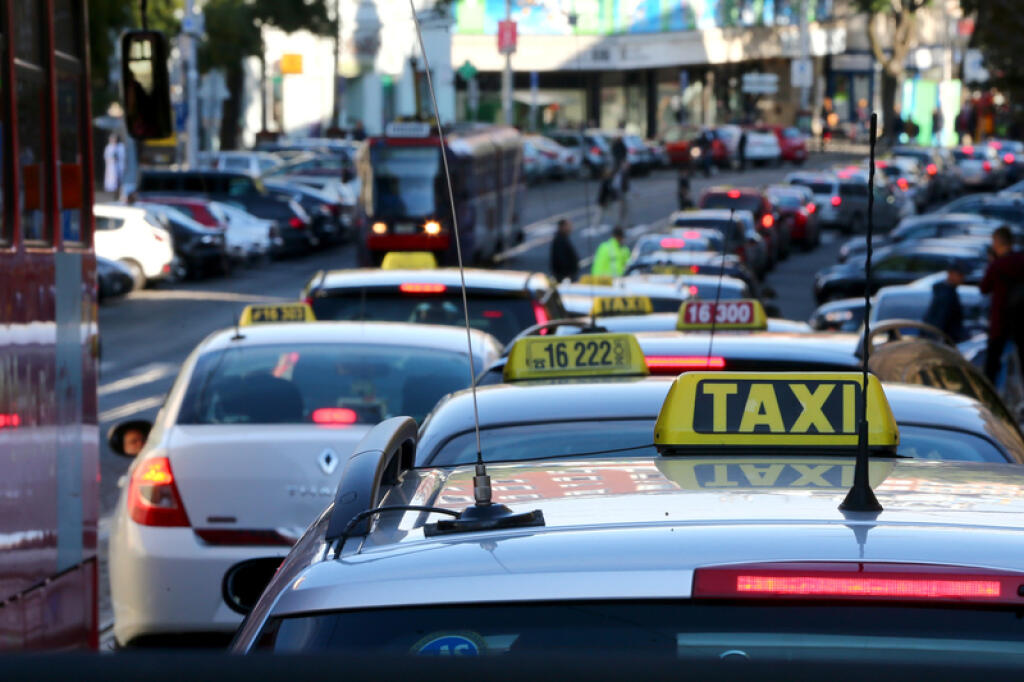 Regióny: Protest taxikárov. Protestná jazda taxikárov v Bratislave, ktorí sú nespokojní s konkurenciou používajúcou aplikáciu Uber, vďaka ktorej podliezajú cenu a navyše mnohí jazdia bez potrebnej licencie.