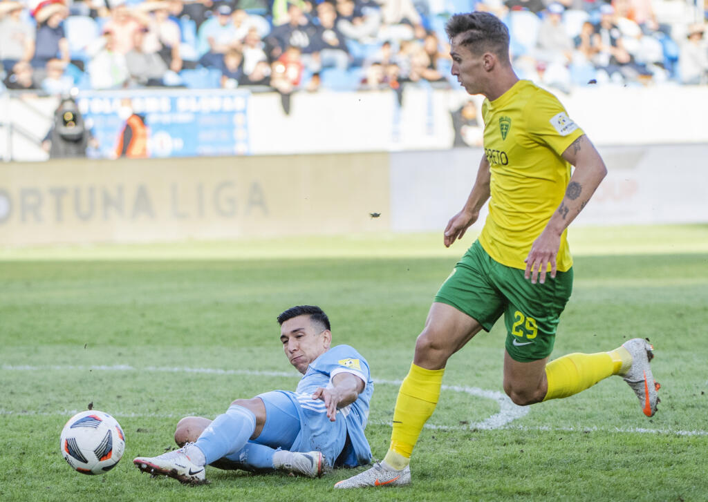 Na snímke vľavo Vernon De Marco (Slovan) a vpravo Tomáš Nemčík (Žilina) v zápase 8. kola Fortuna ligy vo futbale ŠK Slovan Bratislava - MŠK Žilina v Bratislave 19. septembra 2021. FOTO TASR - Martin Baumann