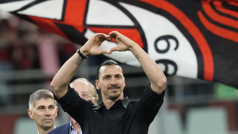 WA 2 Miláno - Švédsky futbalista Zlatan Ibrahimovič z AC Miláno sa lúči s fanúšikmi po zápase záverečného 38. kola Serie A, AC Miláno - Hellas Verona, v Miláne v nedeľu 4. júna 2023. Ibrahimovič v nedeľu oznámil koniec svojej futbalovej kariéry. Urobil tak po víťazstve svojho klubu AC Miláno nad Hellasom Verona 3:1 v poslednom zápase sezóny v Serii A. FOTO TASR/AP