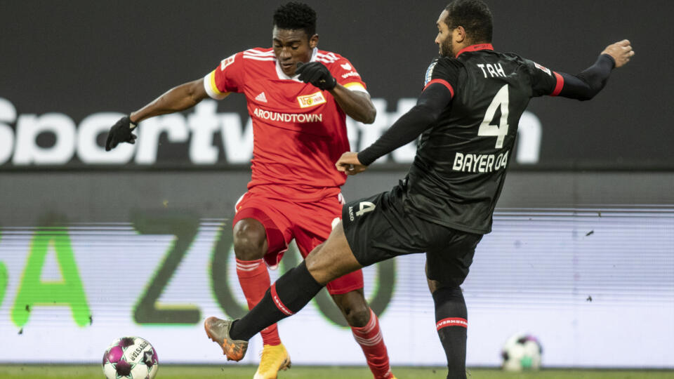 EBE 39 Berlín - Na snímke zľava hráč Berlína Taiwo Awoniyi a hráč Leverkusenu Jonathan Tah v zápase 16. kola nemeckej Bundesligy vo futbale FC Union Berlín - Bayer Leverkusen v Berlíne 15. januára 2021. FOTO TASR/AP
Berlin's Taiwo Awoniyi, left, fights for the ball against Bayer Leverkusen's Jonathan Tah during the Bundesliga soccer match between Union Berlin and Bayer Leverkusen at Stadion An der Alten Forsterei in Berlin, Germany, Friday Jan. 15, 2021. (Andreas Gora/Pool via AP)