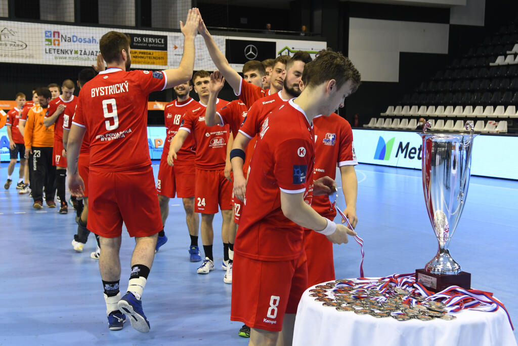 Na snímke strieborné medaily si hádzanári MŠK Považská Bystrica brali sami v treťom zápase finále play off Niké Handball Extraligy mužov v hádzanej Tatran Prešov – MŠK Považská Bystrica.