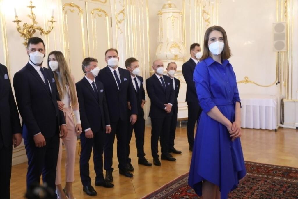 Lyžiarka Petra Vlhová a ej tím na prijatí u prezidentky SR Zuzany Čaputovej.