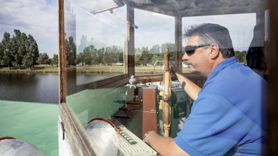 Kapitán KAREL MIKŠOVSKÝ je s riekou Vltavou a parníkom Vltava zžitý. Ťahá už 32. sezónu.