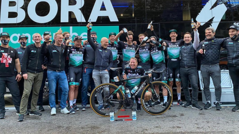 Tím Bora-Hansgrohe víťazstvo svojho jazdca poriadne oslávil.