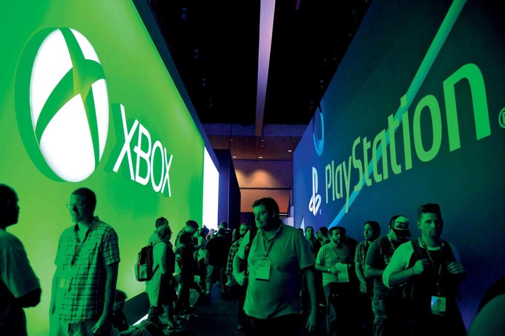 Attendees wait in line to play games at Xbox and Playstation at the E3 (Electronic Entertainment Expo) in Los Angeles, California, USA, 17 June 2015. The E3 expo introduces new games and gaming devices and is an anticipated annual event among gaming enthusiasts and marketers., Image: 250175718, License: Rights-managed, Restrictions: , Model Release: no, Credit line: Profimedia, TEMP EPA