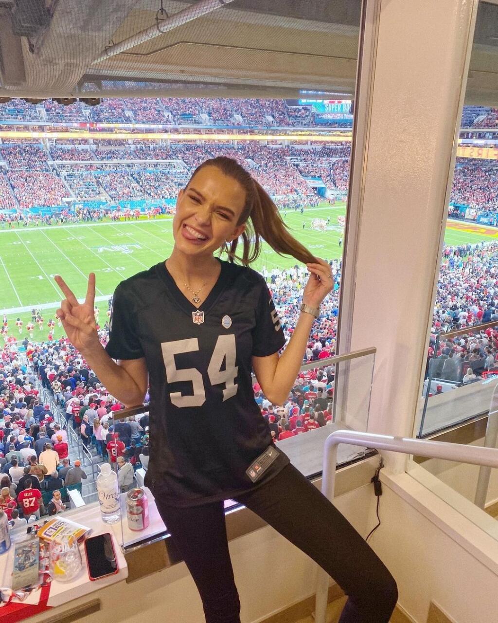 Josephine Skriver rada provokuje vo farbách a s logom tímu Raiders.
