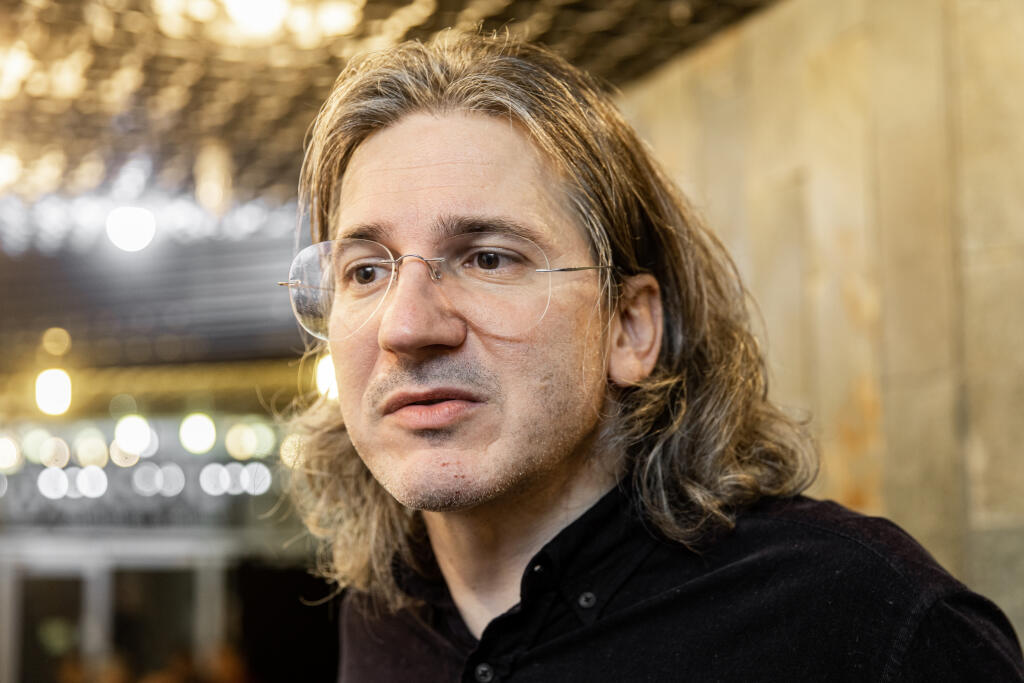 Juraj Mokrý sa najnovšie predstavil ako dramatický umelec v hre Oleanna