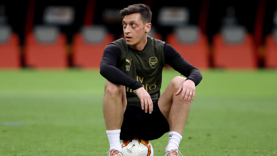 Na predsezónnom turné v USA, kde sa pripravuje londýnsky celok šokoval Özil fanúšikov novým účesom. Svoju prirodzenú čiernu vymenil za peroxidový blond. Priaznivci na otvorenom tréningu neverili vlastným očiam.