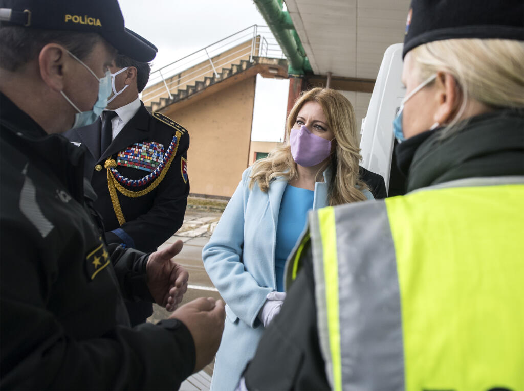 Na snímke prezidentka SR Zuzana Čaputová sa poďakovala slúžiacim príslušníkom policajného zboru a Ozbrojených síl SR, ktorí pomáhajú bojovať s koronakrízou, na hraničnom priechode Čunovo – Rajka 15. máj 2020. FOTO TASR - Martin Baumann