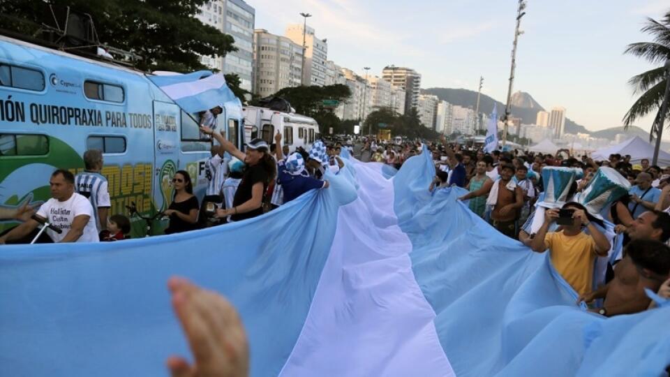 NEKONEČNÁ: Argentínska vlajka sa tiahla celou plážou.