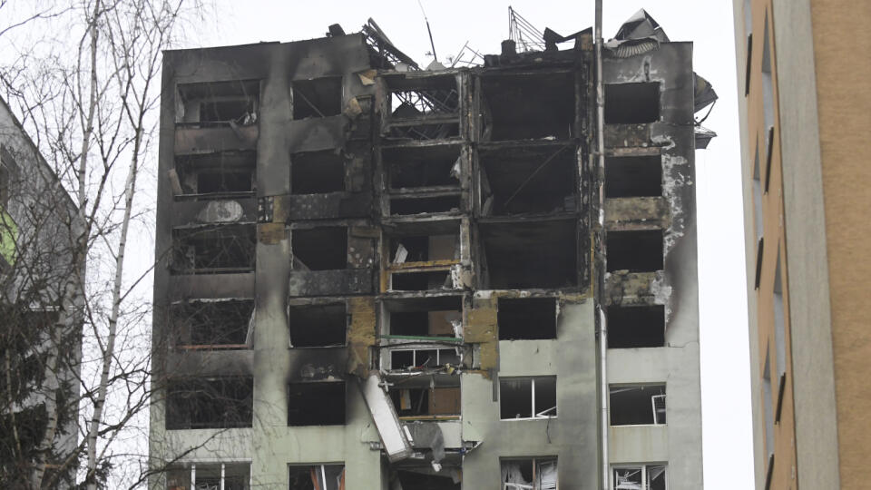 Na snímke zhorený bytový dom v Prešove 7. decembra 2019. Požiar mal vzniknúť po výbuchu horných poschodí 12-podlažnej bytovky v piatok pred 12.15 h. Polícia zatiaľ potvrdila päť obetí, 40 ľudí bolo zranených.  FOTO TASR - František Iván
