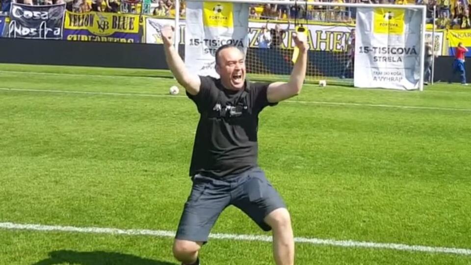 Šťastný fanúšik si jednou strelou vystrelil poriadny balík.
