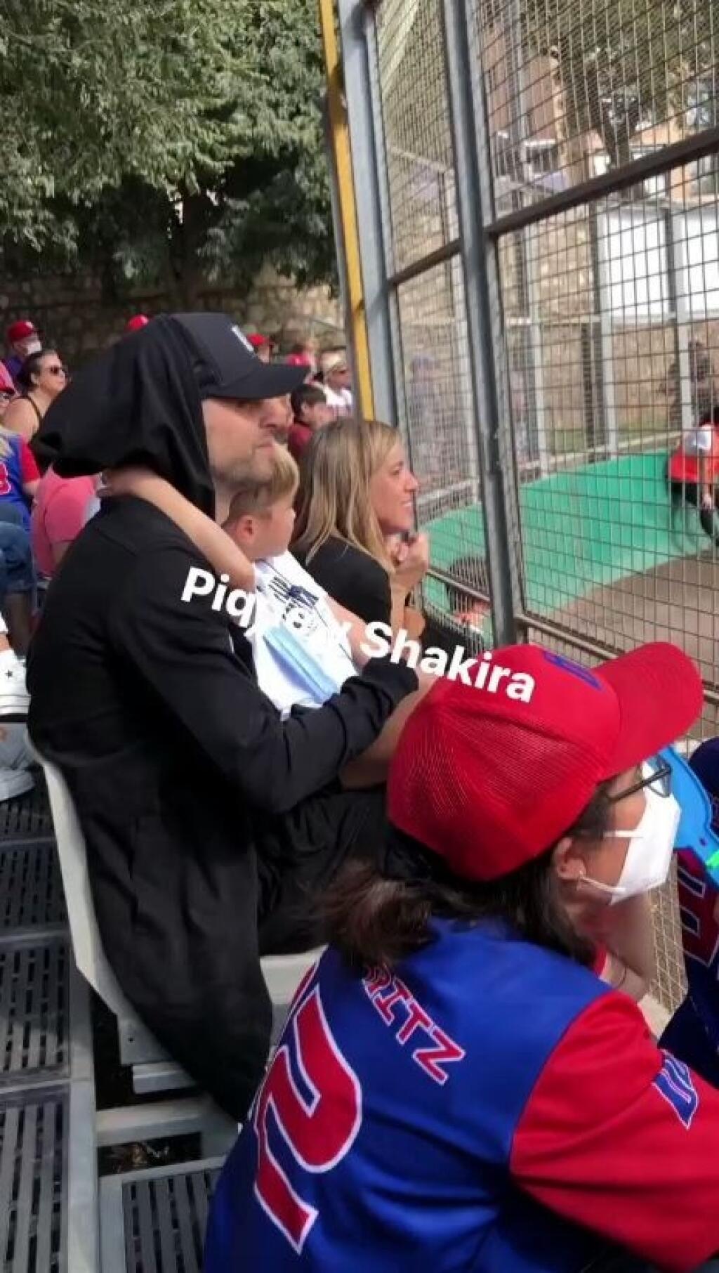 Shakira a Pique sa objavili v Česku v Hlubokej nad Vltavou, kde ich syn Milan hral bejzbalový turnaj za Katalánsko. Zmierenie sa však nekonalo, párik sledoval zápasy každý na inom mieste. Scenár sa teda zopakoval aj tentokrát.