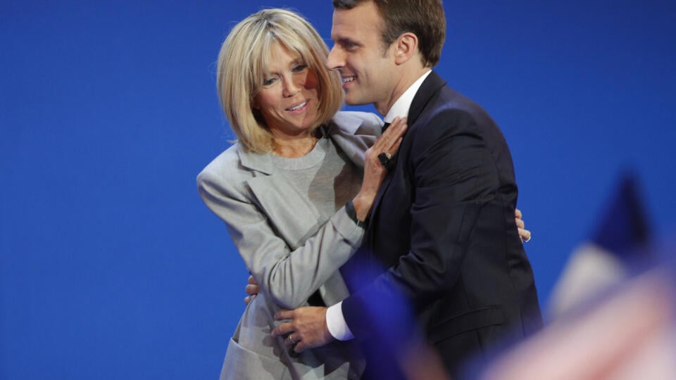 Macron sa ešte ako žiak zamiloval do svojej vydatej učiteľky, ktorá v tom čase mala tri deti. Dnes je jeho ženou.