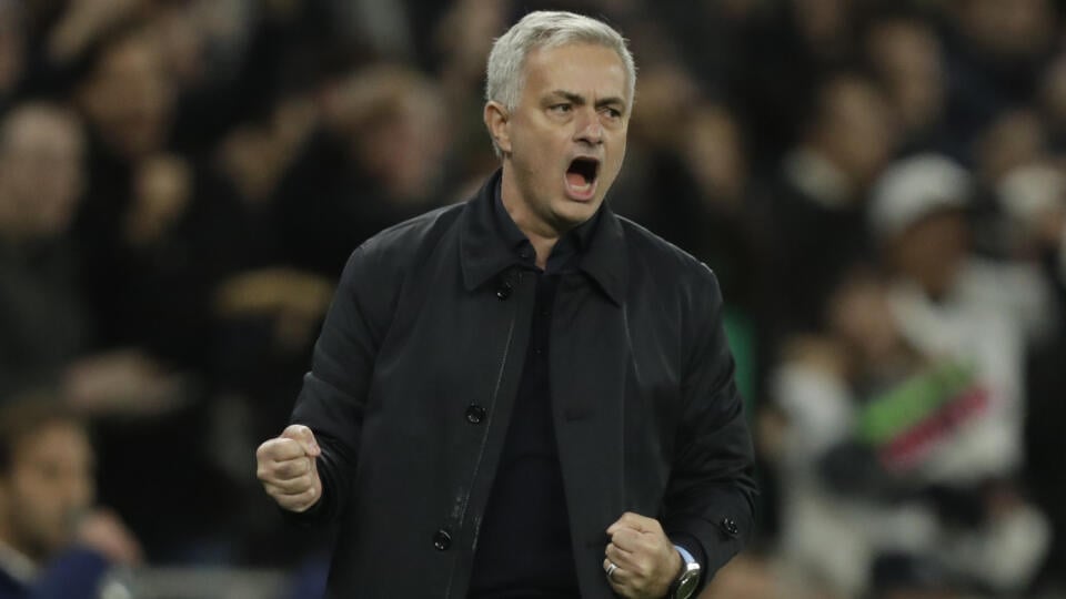 Radosť trénera Tottenhamu Jose Mourinha po vyrovnávajúcom góle Harryho Kanea.