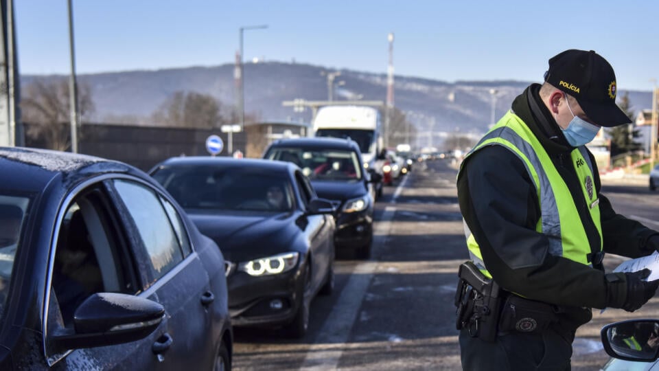 Na snímke policajt vykonáva hraničnú kontrolu pri vstupe na Slovensko na slovensko - rakúskom hraničnom priechode Bratislava - Berg, 15. februára 2021.