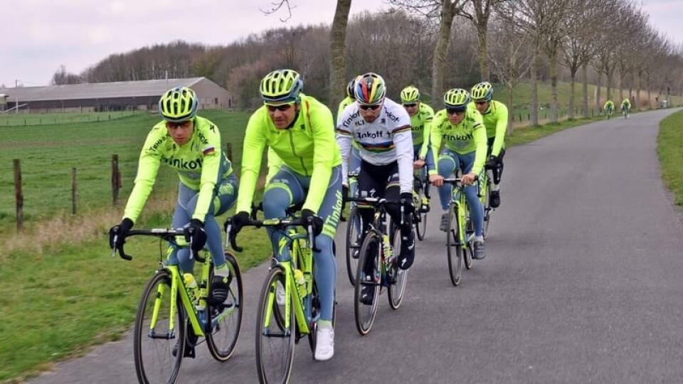 Peter Sagan (v bielom) bude pomáhať svojmu slovenskému kolegovi.