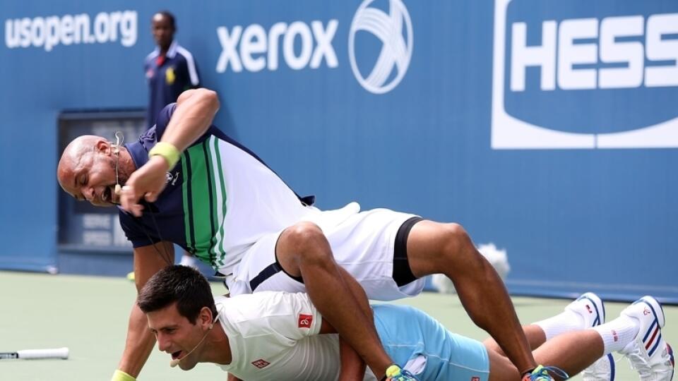 ŠOUMENI: Novak Djokovič (dolu) a kondičný tréner Shaun T predvádzali akrobatické kúsky.