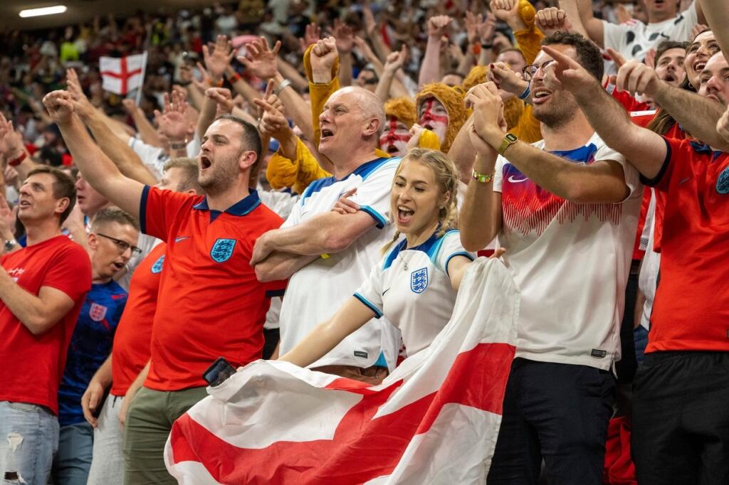 Astrid nechýba ani na tribúne počas MS vo futbale v Katare. Na zápas prišla, ako inak, naostro a všetkým tak odhalila presvitajúce bradavky.