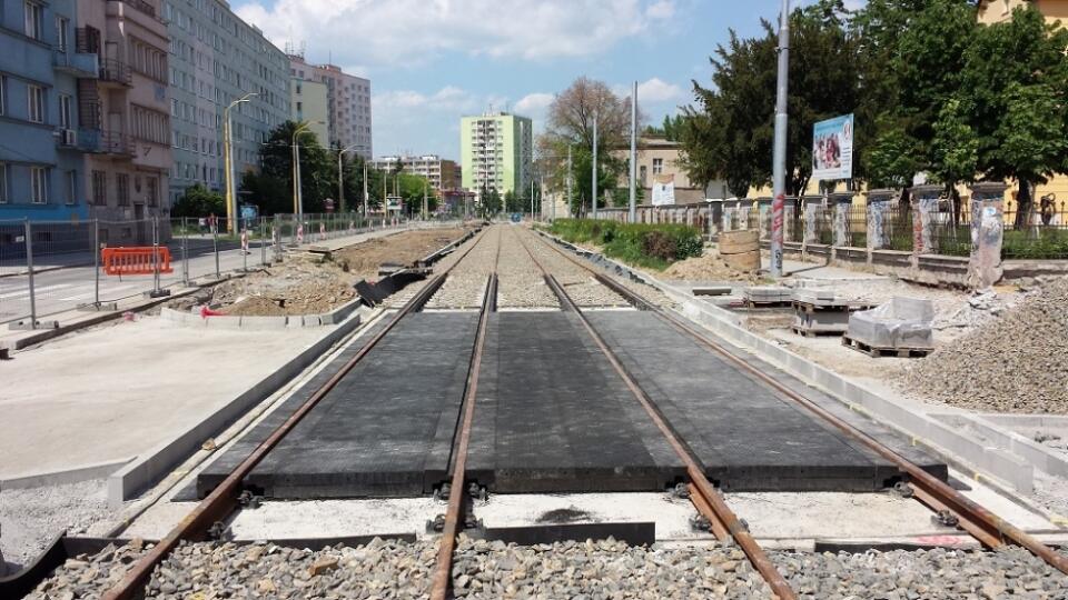 Oprava električkových tratí v Košiciach ide podľa plánu.