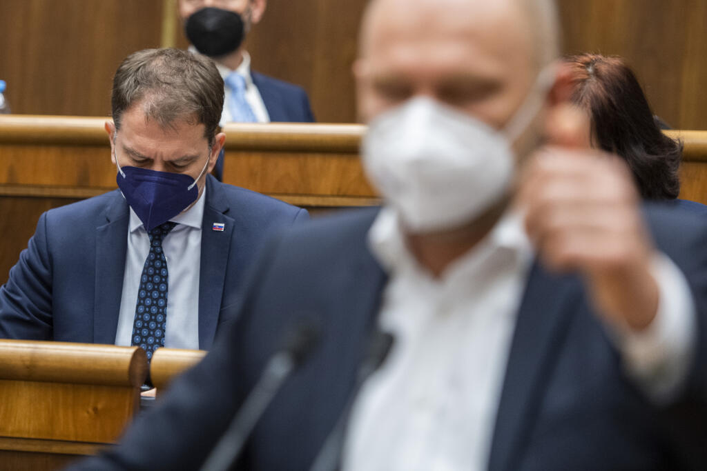 Vyššie platy môže najslabšie plateným zamestnancom okamžite priniesť len daňovo-odvodová reforma. Jej zablokoval jeden z mnohých sporov Richarda Sulíka (SaS) s Igorom Matovičom. (OĽaNO). Minister financií totiž navrhuje peniaze použiť nielen na zvyšovanie platov ale aj rodinných prídavkov.
