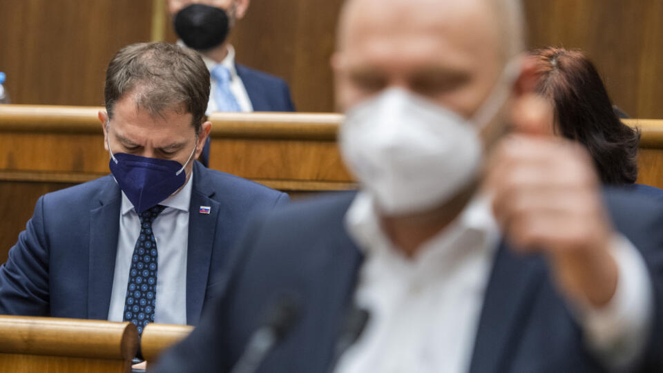 Na snímke zľava podpredseda vlády SR a minister financií SR Igor Matovič (OĽaNO) a minister hospodárstva SR a prvý podpredseda vlády SR pre ekonomiku SR Richard Sulík (SaS) počas 27. schôdze parlamentu, na ktorej sa rokuje o programovom vyhlásení vlády SR v Bratislave 30. apríla 2021. FOTO TASR - Jaroslav Novák