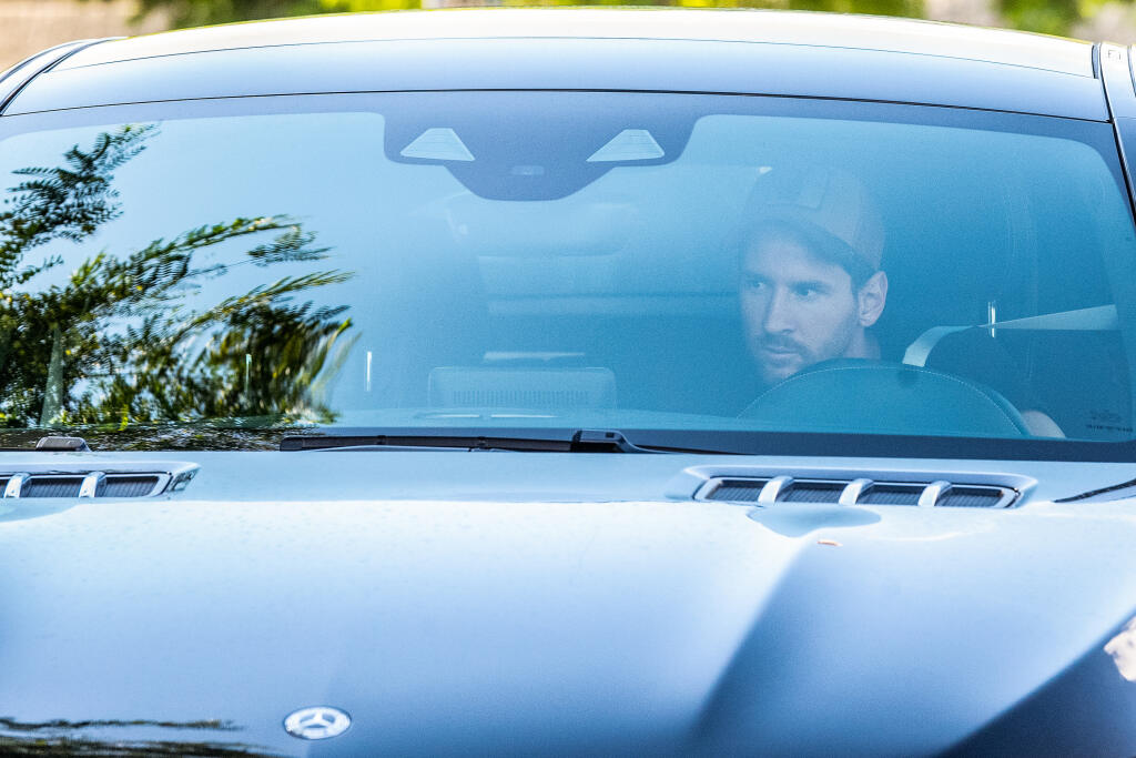 Argentínsky futbalista Lionel Messi sa vracia do tréningového procesu v FC Barcelona. Po tom, ako sa rozhodol zotrvať v katalánskom klube, pricestoval v pondelok do tréningového centra