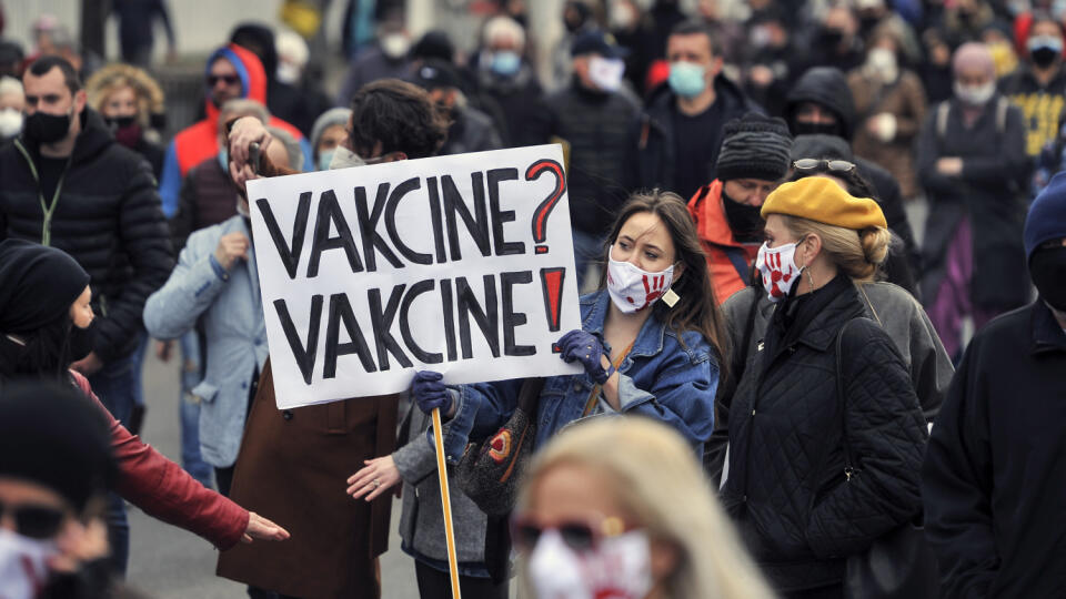 JB 24 Sarajevo - Ľudia pochodujú počas protivládneho protestu pre nezvládnutie boja s pandémiou koronavírusu v Sarajeve 17. apríla 2021. Obyvatelia Sarajeva protestovali v sobotu proti pomalému obstarávaniu vakcín proti ochoreniu COVID-19. Vodiči svojimi osobnými automobilmi najskôr zablokovali námestie pri hlavnej železničnej stanici v bosnianskej metropole.
Mnohí demonštranti po tom pochodovali k budove bosnianskeho parlamentu, uviedol portál klix.ba. Poukazovali tiež na nedostatočné kapacity