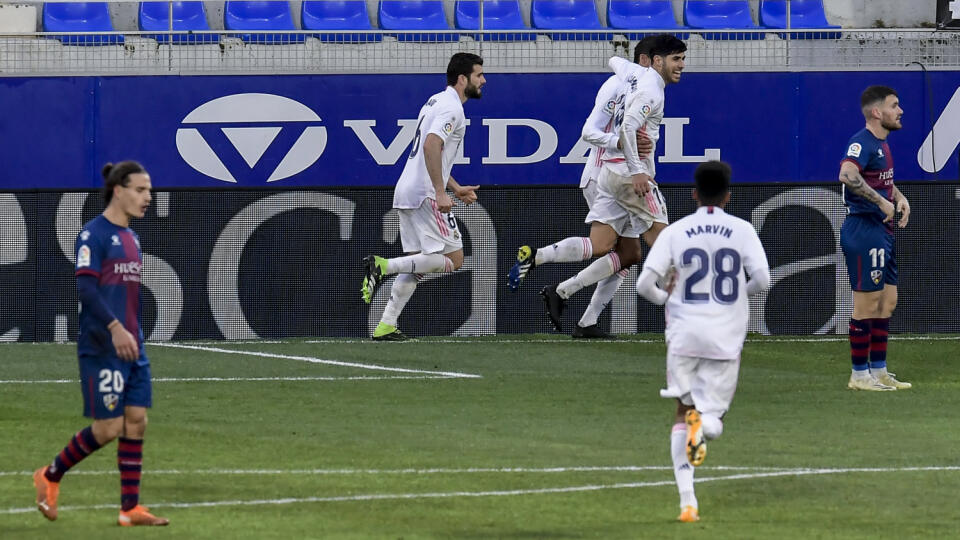 KK66 Huesca - Futbalista Raphael Varane (vpravo) sa teší z gólu počas zápasu 22. kola španielskej La Ligy SD Huesca – CF Real Madrid 6. februára 2021 v španielskom meste Huesca. FOTO TASR/AP
Real Madrid's Raphael Varane, right, celebrates after scoring his side's second goal during the Spanish La Liga soccer match between Huesca and Real Madrid at El Alcoraz stadium in Huesca, Spain, Saturday, Feb. 6, 2021. (AP Photo/Alvaro Barrientos)