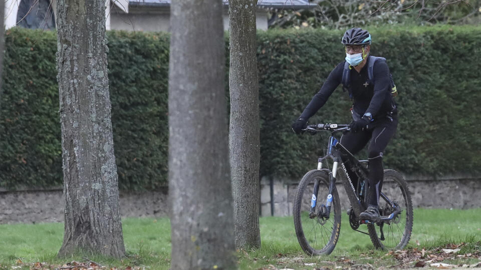 KK45 Saint Germain - Muž s ochranným rúškom jazdí na bicykli vo francúzskom Saint Germain 2. novembra 2020. Vo Francúzsku za posledných 24 hodín pribudlo 52.518 prípadov ochorenia COVID-19, čo je najvyšší denný prírastok od začiatku pandémie. FOTO TASR/AP
A man wearing a face mask as a precaution against the coronavirus rides a bicycle through the garden of Saint Germain en Laye, west of Paris, Monday, Nov. 2, 2020. France went into shutdown mode Friday, closing non-essential businesses and orde