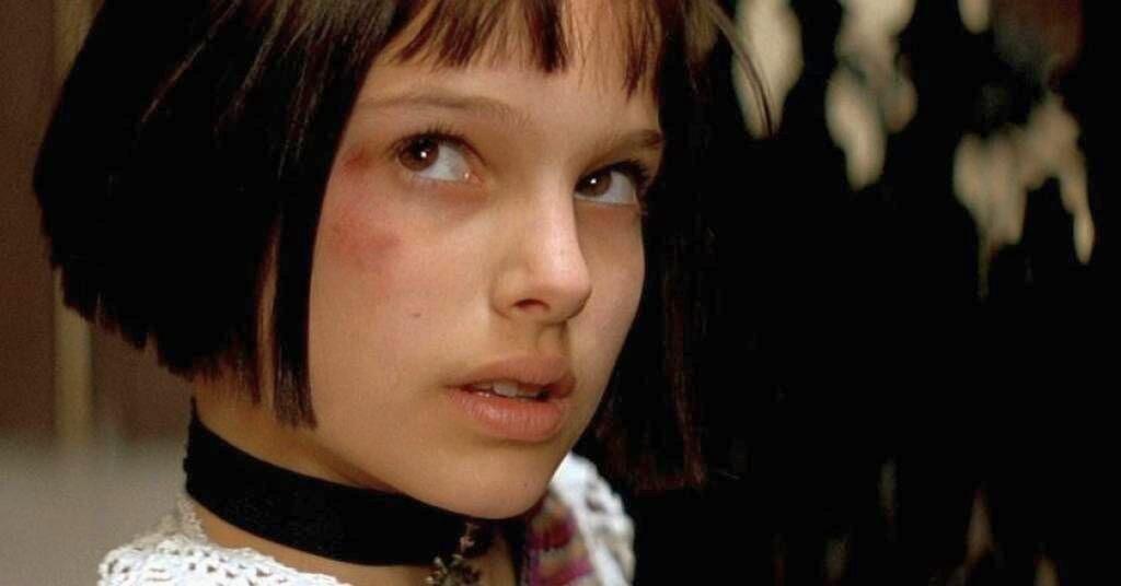 Natalie Portman (40): Leon (1994): Kultový Leon jej otvoril dvere do prvotriednej hereckej spoločnosti - 11-ročnú Portman doň napokon vybral samotný režisér Luc Besson z asi 2-tisíc kástovaných dievčat. Vo francúzskom krimitrileri si herecky sekundujúc Jeanovi Renovi maľovala oči, fajčila cigaretu, zaľúbila sa do staršieho muža a učila sa zabíjať, čo sa mimoriadne nepáčilo jej konzervatívnym rodičom.