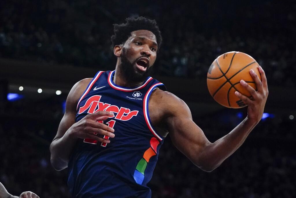 PK 3 New York - Basketbalista Philadelphie 76ers sprava Joel Embiid počas zápasu zámorskej basketbalovej NBA New York Knicks - Philadelphia 76ers v New Yorku v nedeľu 27. februára 2022. FOTO TASR/AP
Philadelphia 76ers' Joel Embiid grabs a rebound during the second half of an NBA basketball game against the New York Knicks Sunday, Feb. 27, 2022, in New York. The 76ers won 125-109. (AP Photo/Frank Franklin II)