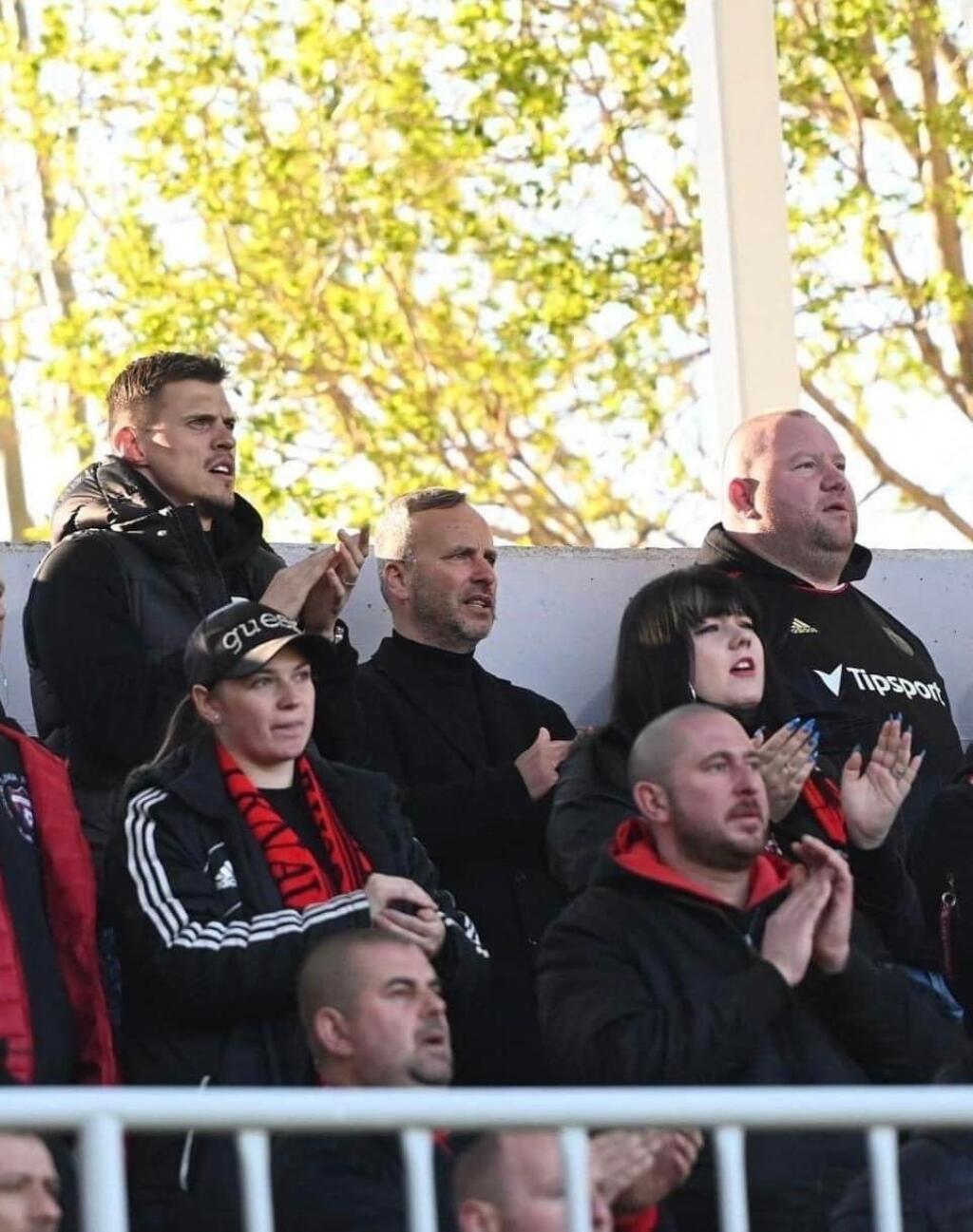 Mnohí ostali v miernom šoku, keď sa Škrtel objavil v sektore s fanúšikmi „bílich andelov“ a fandil spolu s nimi.