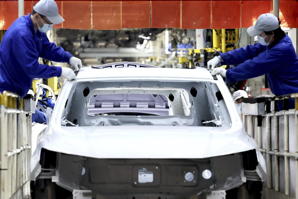 WA 30 archív Šanghaj - Na archívnej snímke z 23. apríla 2022 zamestnanci pracujú na monážnej linke automobilky SAIC Motor v Šanghaji na východe Číny.  Export Číny pokračoval v apríli v raste, tempo rastu však bolo najslabšie za takmer dva roky. Keďže dovoz stagnoval, výsledkom je ďalší obchodný prebytok, pričom ním Čína prekonala očakávania analytikov. FOTO TASR/AP

 In this photo released by Xinhua News Agency, laborers work at the assembly workshop of automaker SAIC Motor Company's Lingang bas