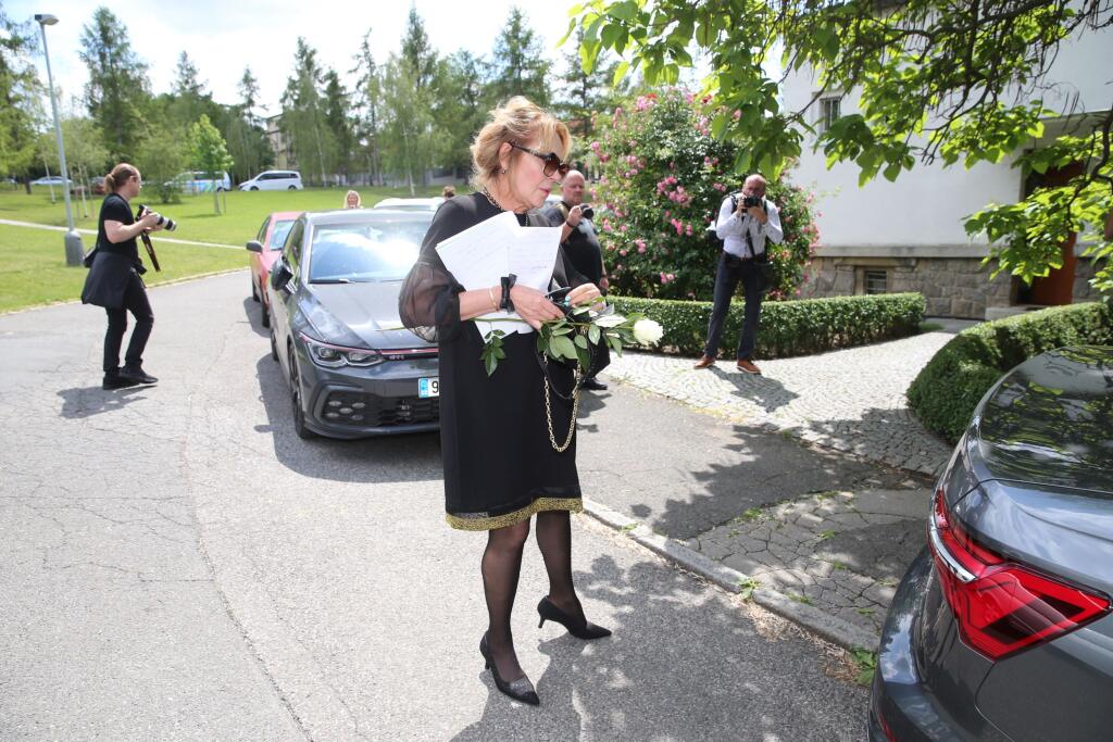 Posledná rozlúčka s hercom Josefom Abrhámom (†82). Na snímke Dagmar Havlová. Tá meškala a potom zdrhla hneď po svojej smútočnej reči.