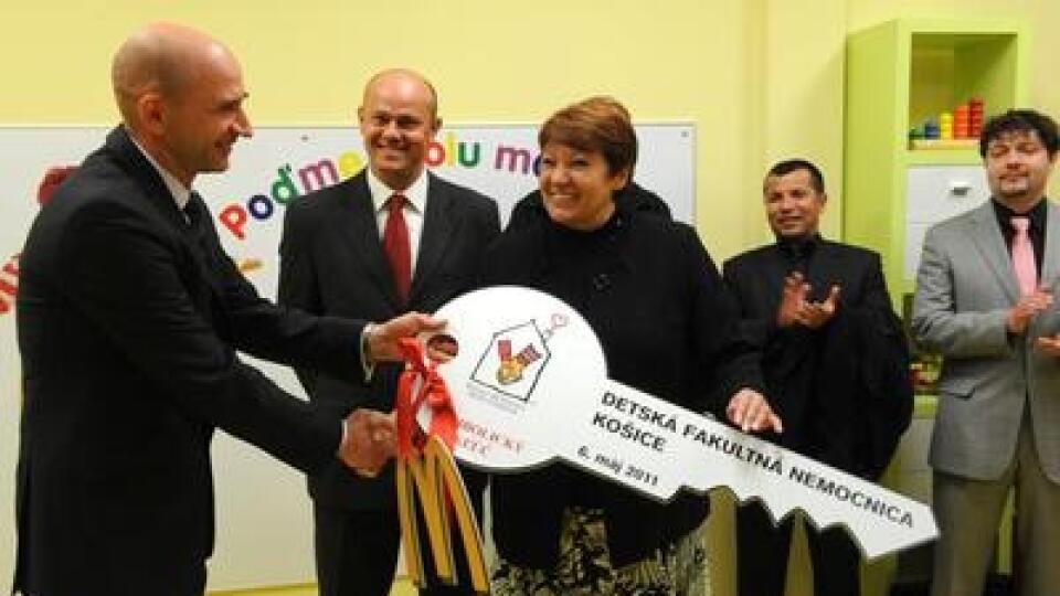 Riaditeľ nemocnice Peter Krcho (vľavo) počas preberania kľúča.