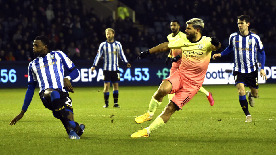 EBE 6 Sheffield - Na snímke druhý sprava hráč City Sergii Agüero strieľa jediný a víťazný gól v 53. minúte v zápase osemfinále Anglického pohára vo futbale Sheffield Wednesday - Manchester City (0:1) v stredu 4. marca 2020. FOTO TASR/AP
Manchester City's Sergio Aguero, second right, scores his side's opening goal during the FA Cup fifth round soccer match between Sheffield Wednesday and Manchester City at Hillsborough in Sheffield, England, Wednesday, March 4, 2020. (AP Photo/Rui Vieira)