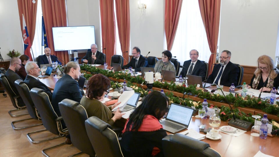 Na snímke v pozadí vpravo predseda Súdnej rady SR Ján Mazák a v pozadí uprostred podpredseda Súdnej rady SR Ján Gandžala počas zasadnutia Súdnej rady o návrhu na odvolanie predsedu Súdnej rady Jána Mazáka z funkcie 14. decembra 2023 v Bratislave. FOTO TASR - Pavel Neubauer
