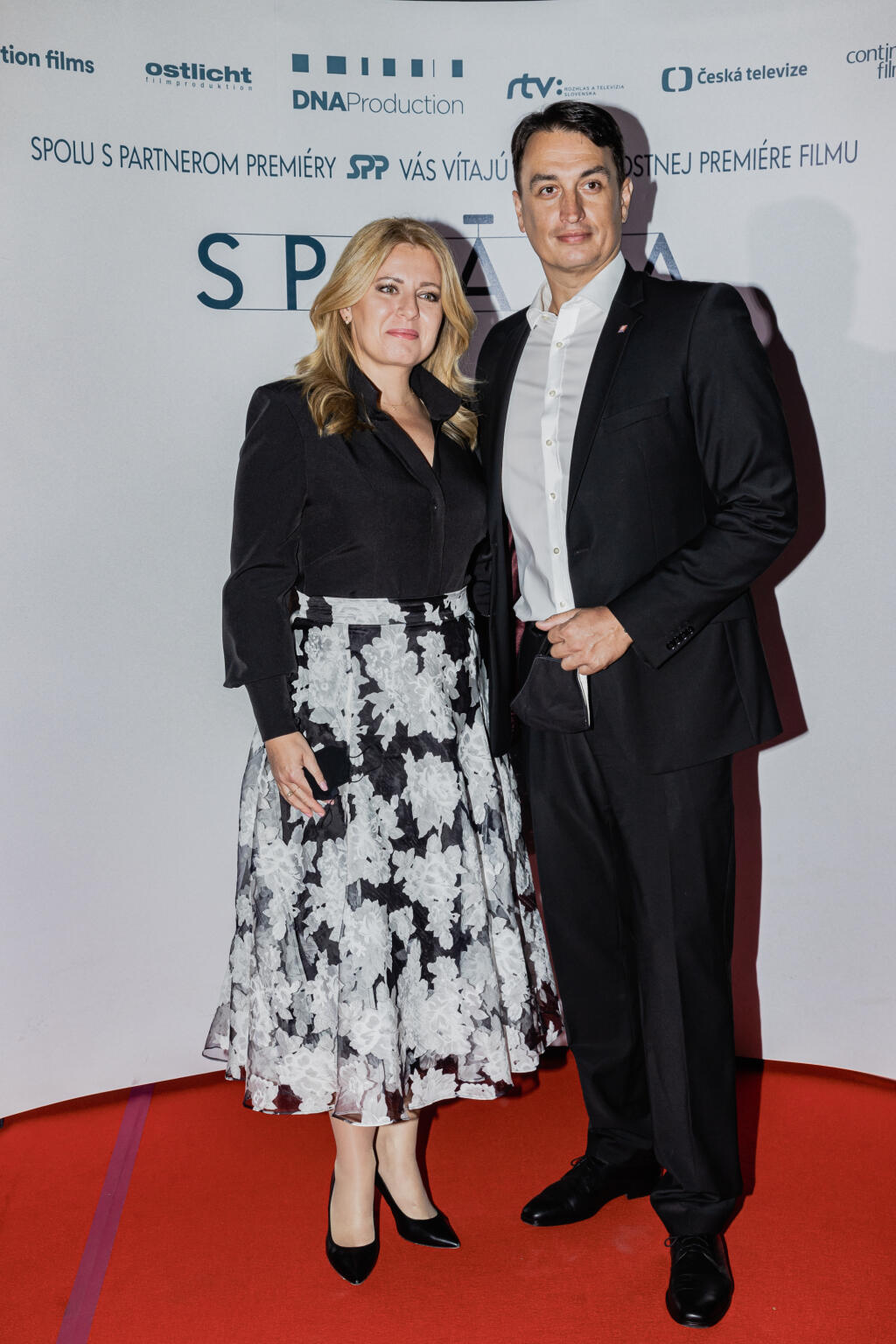 Na snímke prezidentka Zuzana Čaputová s partnerom Jurajom Rizmanom prichádzajú na premiéru filmu Petra Bebjaka, Správa.