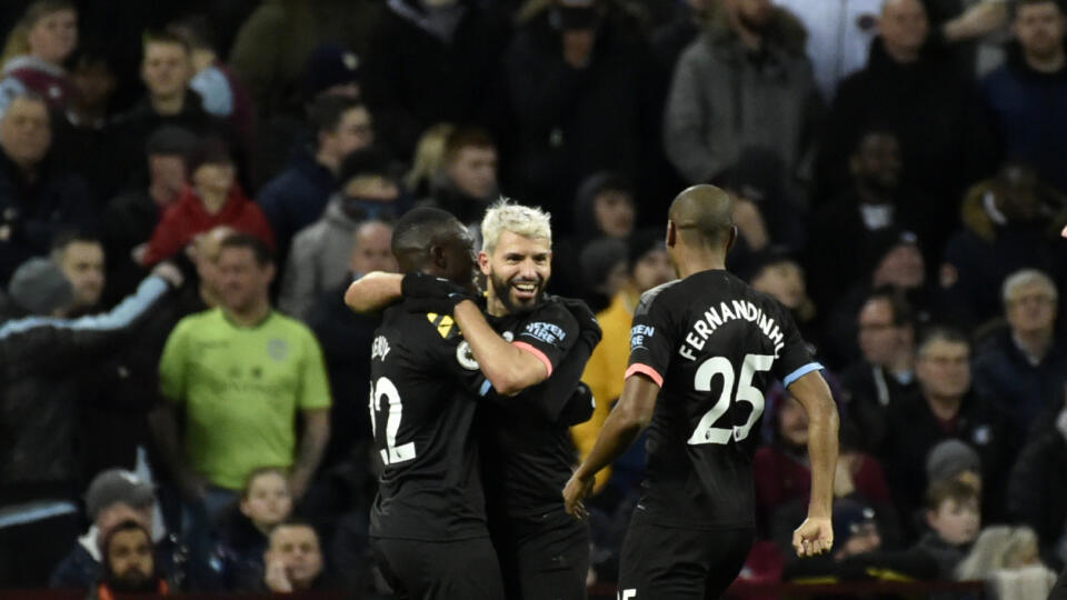 WA 81 Birmingham - Futbalista Manchestru City Sergio Agüero (uprostred) sa teší po strelení gólu v zápase 22. kola anglickej futbalovej Premier League Aston Villa - Manchester City v Londýne 12. januára 2020. FOTO TASR/AP
Manchester City's Sergio Aguero, center, celebrates with teammates after scoring his side's third goal during the English Premier League soccer match between Aston Villa and Manchester City at Villa Park in Birmingham, England, Sunday, Jan. 12, 2020. (AP Photo/Rui Vieira)
