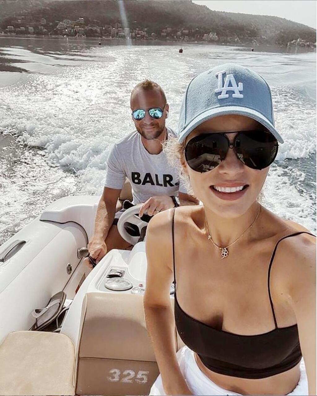 KAPITÁNOM NA VLASTNEJ
LODI
Bývalý útočník zámorskej
NHL Marián Gáborík (39)
si tento typ prázdninového
relaxu zamiloval natoľko, že
v tomto roku zainvestoval
do vlastnej jachty. Podľa
našich informácií ju
kúpil za dva milióny eur
od bývalého ministra
hospodárstva Juraja Miškova
(48). Gáboríkovci lodivoda
nepotrebujú. Obaja si tento
rok, tesne pred letom, urobili
kapitánske skúšky. Okrem
jachty majú k dispozícii čln,
na ktorom, podľa fotiek
na sociálnej sieti, Marián rád
vozí s