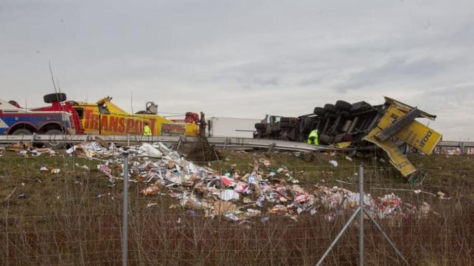 Dopravná nehoda s tragickým koncom uzavrela D2 na šesť hodín.