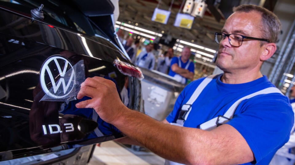 WA 11 Zwickau - Zamestnanec lepí logo automobilky v závode nemeckého automobilového koncernu Volkswagen (VW) v Zwickau, v ktorom sa oficiálne začalo so sériovou výrobou elektrického vozidla ID.3 v pondelok 4. novembra 2019. Závod v Zwickau v súčasnosti prechádza zmenou z továrne na vozidlá so spaľovacím motorom na továreň, ktorá vyrába iba elektrické vozidlá.Volkswagen na svojej webovej stránke napísal, že jeho „elektrická ofenzíva“ naberá rýchlosť. A chystá sa uviesť ID.3 na európskych trhoch u