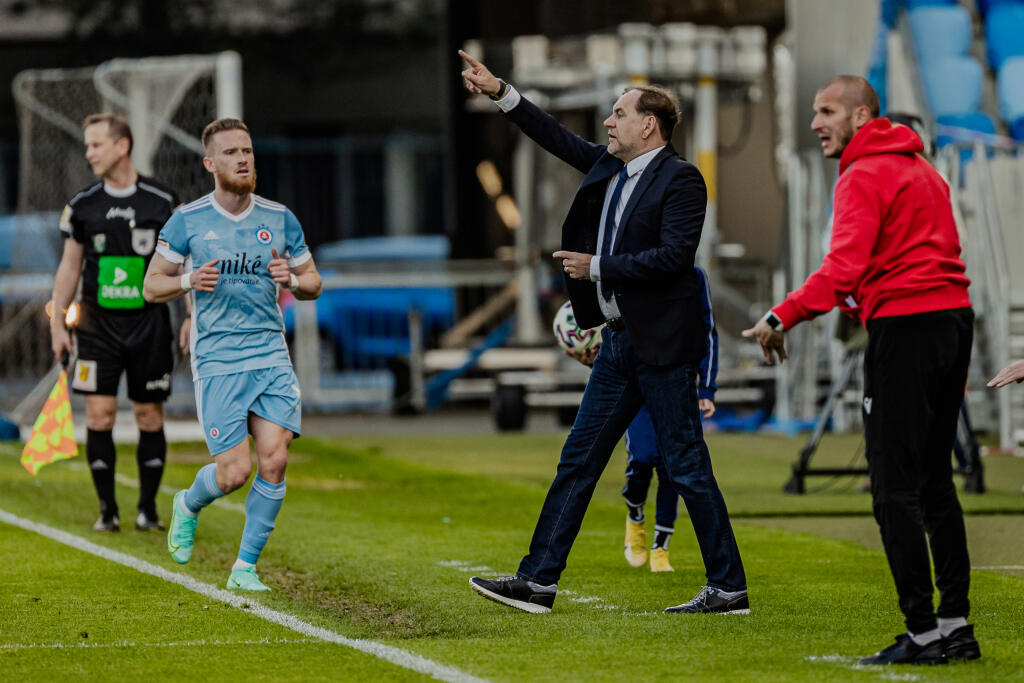 Na snímke Vladimír Weiss počas zápasu Fortuna ligy medzi ŠK Slovan Bratislava a AS Trenčín. Vďaka Covid automatu sa na zápase mohlo zúčastniť 500 fanúšikov.
