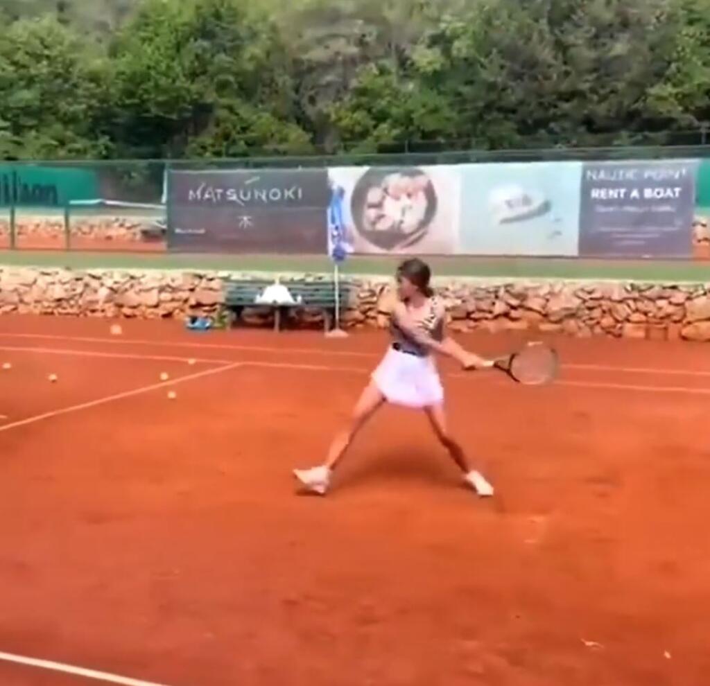 Federerovci ani na dovolenke nezaháľajú a trénujú na kurte. Takto trénuje v Chorvátsku Rogerova dcéra Myla Rose.