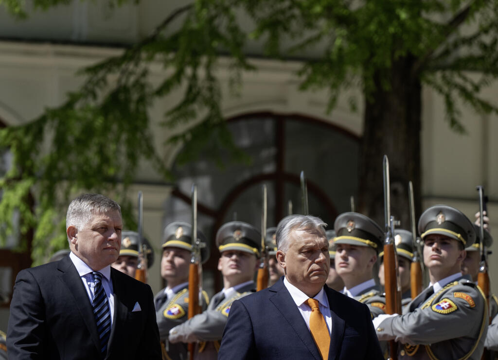 Na snímke maďarský premiér Viktor Orbán (vpravo) a slovenský premiér Robert Fico kráčajú počas uvítacej ceremónie v Bratislave v pondelok 28. apríla 2025. FOTO TASR - Martin Baumann