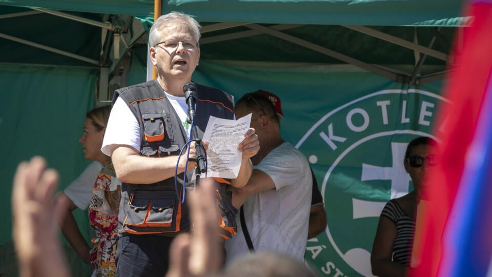 Protest proti očkovaniu a zotročovaniu Slovenska. Zhromaždenie na Námestí slobody v Bratislave organizované iniciatívou Slovensko si nedáme. Na snímke je lekár Peter Lipták.