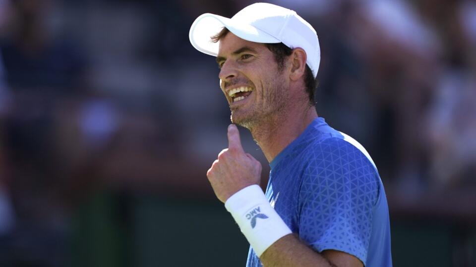 JB 18 Indian Wells - Britský tenista Andy Murray reaguje v zápase proti Španielovi Carlosovi Alcarazovi v 2. kole dvojhry na tenisovom turnaji ATP v kalifornskom Indian Wells 10. októbra 2021. FOTO TASR/AP

Andy Murray, of Britain, motions toward his coach after losing a point to Carlos Alcaraz, of Spain, at the BNP Paribas Open tennis tournament Sunday, Oct. 10, 2021, in Indian Wells, Calif. (AP Photo/Mark J. Terrill)