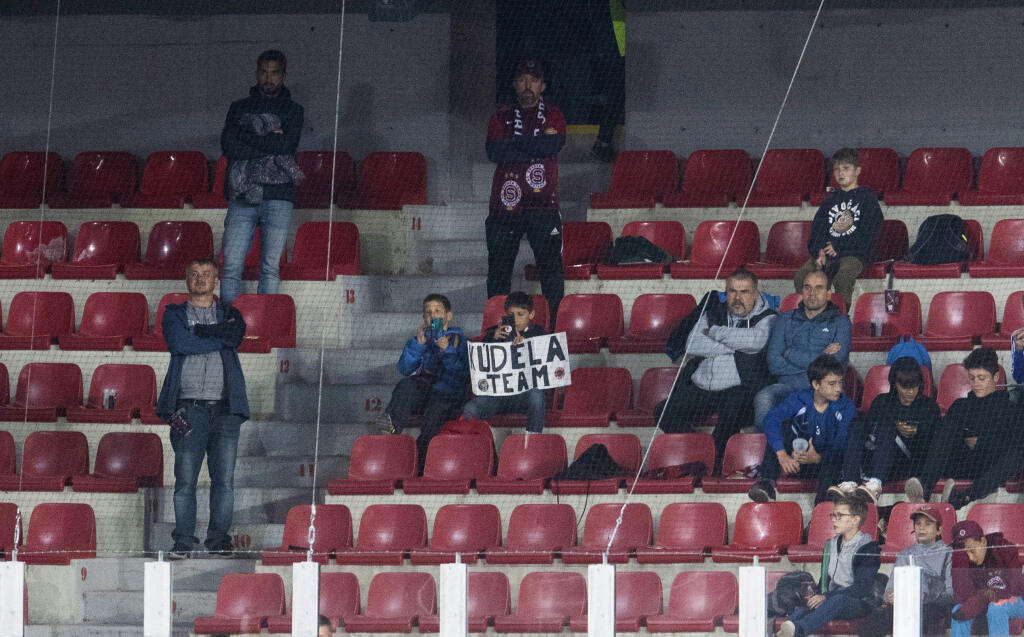 Sparte fandili na tribúne deti.
