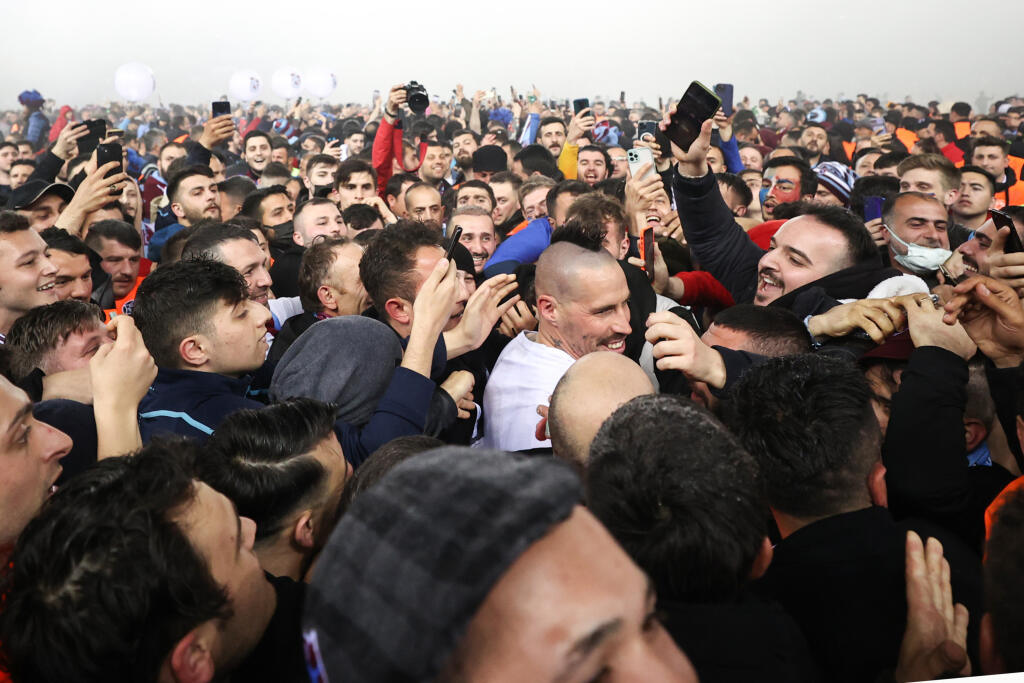 Marek Hamšík sa predieral davom. Každý sa s ním chcel fotiť, alebo sa ho aspoň dotknúť.